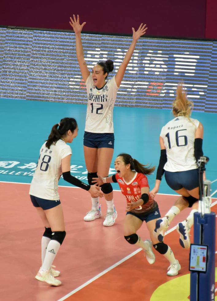 队友相互配合默契,联手击败强敌 队友相互配合默契,联手击败强敌