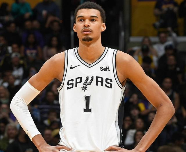 雄鹿客场逆转马刺,喜获胜利 雄鹿客场逆转马刺,喜获胜利