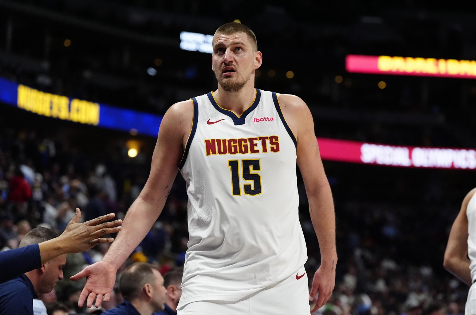 掘金队突破性表现,球队打破客场不胜魔咒 掘金队突破性表现,球队打破客场不胜魔咒