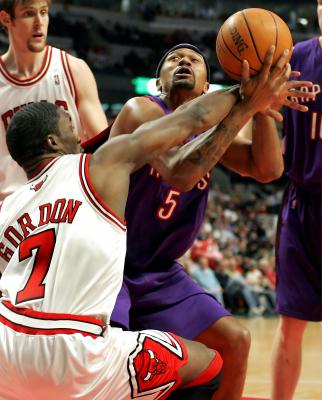 猛龙客场胜公牛延续连胜 猛龙客场胜公牛延续连胜