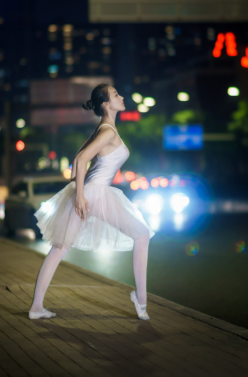 杰伦格林爆发撕碎防线，雄鹿团队风暴轻取独行侠